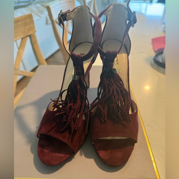 Louise et Cie High Heels with Tassel. Size 8
Beautiful Merlot Suede - Picture 1 of 9